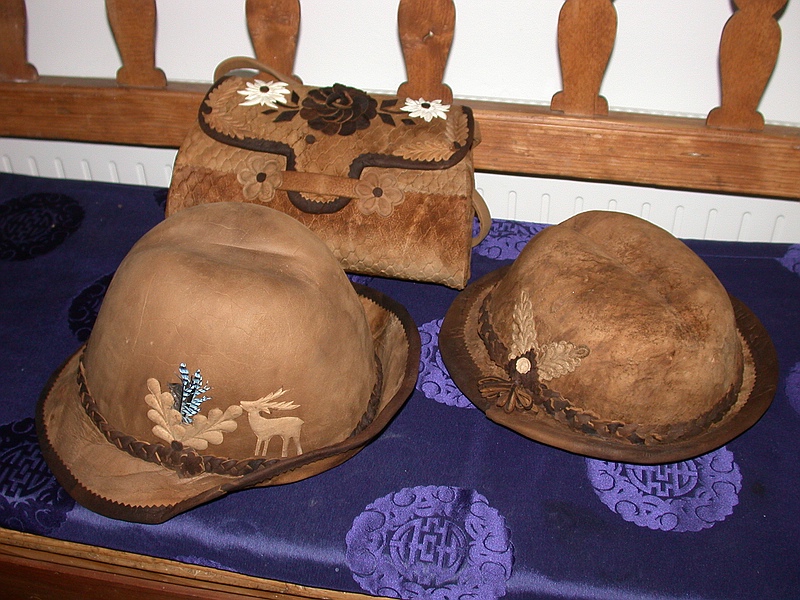 Hüte und Taschen aus Zunder
